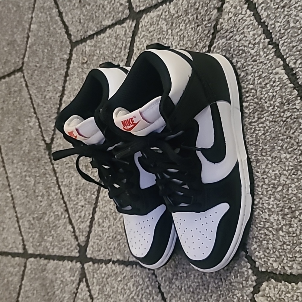 *LIKE NEW* BOYS SIZE 6 NIKE BLACK AND WHITE DUNKS WORN 1x!